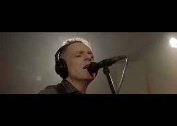 AMATEUR ES EL TERCER VIDEO DE AUTOVERSIONADO EL NUEVO ALBUM DE COSSI.