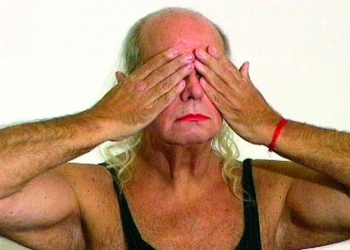 Foto de portada. Alberto Restuccia en -Striptease 1- Fernando Alvarez Cozzi y Sylvia Meyer, 2006.