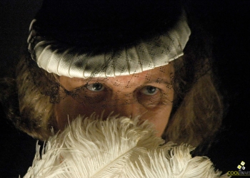 mujer detras de una pluma con velo - foto federico meneses - www.cooltivarte.com