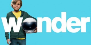 Wonder (Extraordinario en Hispanoamérica) es una película estadounidense perteneciente a los géneros de drama y comedia. Está dirigida por Stephen Chbosky y basada en el libro homónimo de 2012 de Raquel Palacio. El elenco principal incluye a Julia Roberts, Owen Wilson y Jacob Tremblay. La película fue estrenada el 17 de noviembre de 2017 en los Estados Unidos