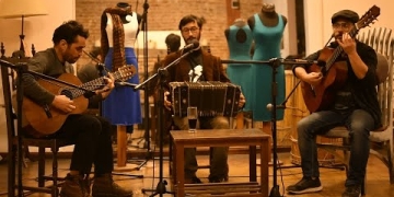 Las carretas del tango son un trio vocal e instrumental que crea e interpreta composiciones propias y ajenas. Dentro de la sonoridad criolla pero de esta actualidad. Esta formado por Rodrigo Gambeta (guitarra), Ignacio Aldabe (bandoneón, voz y guitarrón) y Rodrigo Méndez (guitarra).