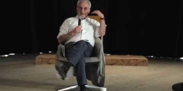 El artista, crítico, educador y teórico uruguayo Luis Camnitzer discute sobre la aproximación que empleó al escribir la Guía para Maestros, que acompaña "Bajo un mismo sol: Arte de América Latina hoy".