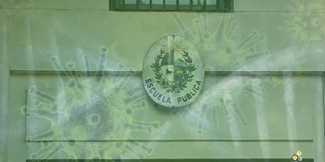 escudo escuela pública con coronavirus