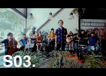 Franny Glass es el nombre del proyecto de Gonzalo Deniz. Con seis álbumes editados (cinco de estudio y una banda sonora), la carrera de Gonzalo está enfocada en la depuración del género canción. Sus influencias vienen del Pop/Folk anglosajón y la canción y ritmos rioplatenses.