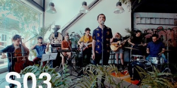 Franny Glass es el nombre del proyecto de Gonzalo Deniz. Con seis álbumes editados (cinco de estudio y una banda sonora), la carrera de Gonzalo está enfocada en la depuración del género canción. Sus influencias vienen del Pop/Folk anglosajón y la canción y ritmos rioplatenses.