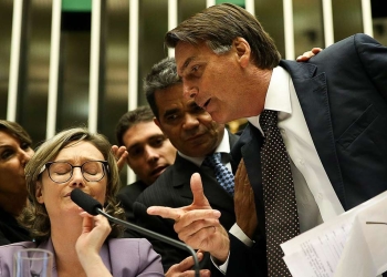 Bolsonaro discutiendo con la diputada Maria do Rosário en el plenario de la Cámara de Diputados durante una discusión sobre la violencia contra las mujeres y las niñas, la cultura de la violación, entre otros asuntos