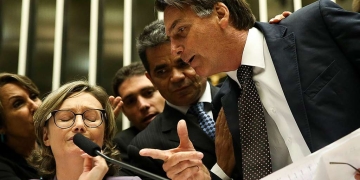 Bolsonaro discutiendo con la diputada Maria do Rosário en el plenario de la Cámara de Diputados durante una discusión sobre la violencia contra las mujeres y las niñas, la cultura de la violación, entre otros asuntos