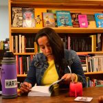 persona leyendo libreria karamazov noviembre 2018 foto federico meneses www.cooltivarte.com