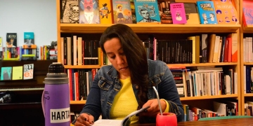 persona leyendo libreria karamazov noviembre 2018 foto federico meneses www.cooltivarte.com