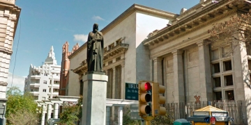 Dante-Alighieri-en-explanada-de-la-universidad-de-la-república,-captura-Federico-Meneses