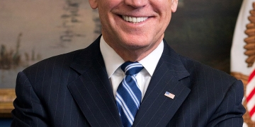 Imagen portada: Cropped official portrait of Vice President Joe Biden in his West Wing Office at the White House, Jan. 10, 2013. (Official White House Photo by David Lienemann)  wikipedia.org