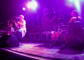 La casa de al lado - En Medio y medio (Punta Ballena) el 21 de enero de 2021. Hugo Fattoruso, Laura Canoura, Albana Barrocas. La casa de al lado es una canción de Fernando Cabrera.