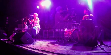 La casa de al lado - En Medio y medio (Punta Ballena) el 21 de enero de 2021. Hugo Fattoruso, Laura Canoura, Albana Barrocas. La casa de al lado es una canción de Fernando Cabrera.