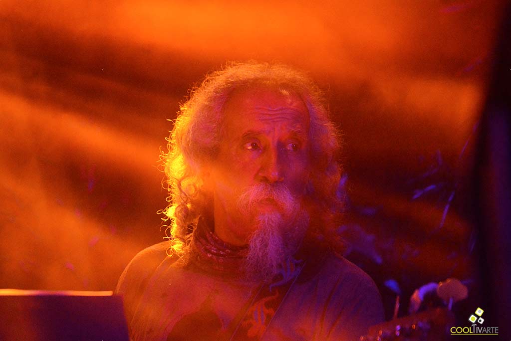 Urbano Moraes en MEDIO Y MEDIO Lo acompaña: Nico Ibarburu, Palito Elissalde Vallejo, Nelson Cedrez, Martin Ibarburu, Gustavo Montemurro y Mauro Perez. 27 de Febrero 2021 Foto © Federico Meneses www.cooltivarte.com