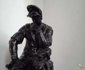 hombre-pensando---estatuilla-en-castillo-de-Piria---piriapolis----maldonado---uruguay-foto-federico-meneses