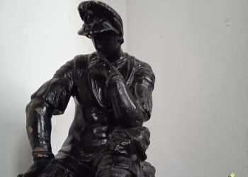 hombre-pensando---estatuilla-en-castillo-de-Piria---piriapolis----maldonado---uruguay-foto-federico-meneses