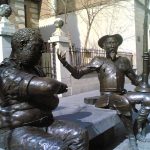 Estatuas de bronce de Sancho Panza (L) y Don Quijote (R) en el Museo Casa Natal de Cervantes