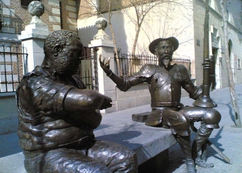 Estatuas de bronce de Sancho Panza (L) y Don Quijote (R) en el Museo Casa Natal de Cervantes