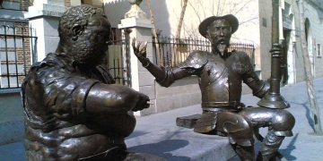 Estatuas de bronce de Sancho Panza (L) y Don Quijote (R) en el Museo Casa Natal de Cervantes