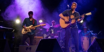 En vivo en Sala Zitarrosa (Montevideo, Uruguay) - 2/marzo/2019 Voz y guitarra folk: Pedro Restuccia Piano: José Redondo Batería: Guillermo Loriente Guitarra Eléctrica: Gastón Figueredo Bajo: Valentín Cabrera Percusión y coros: Wilson Negreyra Va Pensando es una canción de Jorge Galemire (editada originalmente en su disco Segundos Afuera).