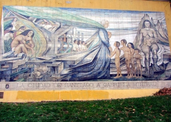 La ciudad de Santiago a Gabriela Mistral, mural en cerámica de Fernando Daza, ubicado en las faldas del costado sur del Cerro Santa Lucía, creado en 1971 y restaurado en 1997.