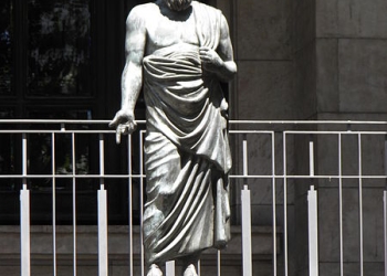 Monumento a Sócrates.Frente a la Biblioteca Nacional.Departamento de Montevideo