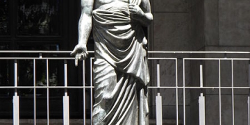 Monumento a Sócrates.Frente a la Biblioteca Nacional.Departamento de Montevideo