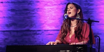 Carmen Pi es compositora, cantante, pianista, directora de ensambles musicales y docente. Su primer disco solista Puntos Cardinales fue nominado a disco revelación del año en los premios Graffiti. Además, es ganadora del primer premio del MEC en la categoría de música popular de raíz folclórica. Desarrolló su carrera junto a artistas como Ruben Rada, Fernando Cabrera, Ana Prada, entre otros.