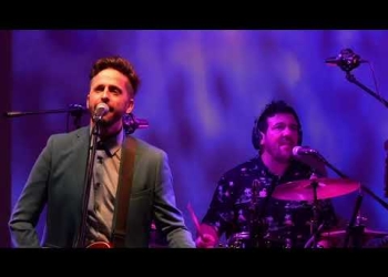 Diego Drexler presenta su nuevo material grabado en vivo en el Auditorio Vaz Ferreira durante las presentaciones del 3 y 4 de diciembre del 2020 en el marco del lanzamiento de la Fundación Cero Callejero.