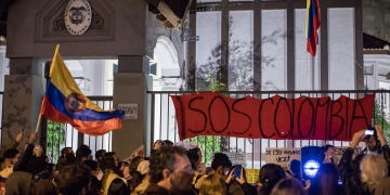 manifestantes en embajada de colombia en montevideo - mayo 2021 foto vanni gonzo