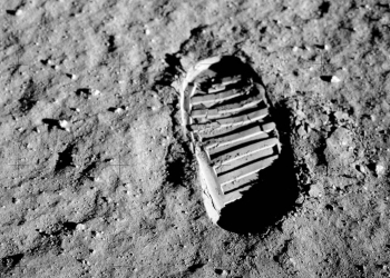 Huella del piloto del módulo lunar de la misión Apolo 11, Buzz Aldrin, en la superficie lunar. Su bota (con nueve costillas) era más grande que la de Armstrong (ocho costillas), por lo que sería posible individualizar las huellas de cada uno. / NASA