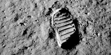 Huella del piloto del módulo lunar de la misión Apolo 11, Buzz Aldrin, en la superficie lunar. Su bota (con nueve costillas) era más grande que la de Armstrong (ocho costillas), por lo que sería posible individualizar las huellas de cada uno. / NASA