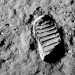 Huella del piloto del módulo lunar de la misión Apolo 11, Buzz Aldrin, en la superficie lunar. Su bota (con nueve costillas) era más grande que la de Armstrong (ocho costillas), por lo que sería posible individualizar las huellas de cada uno. / NASA