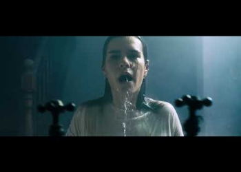 Fuma es la ópera prima y corte del primer EP de Mica Sapin, con producción de Alemany