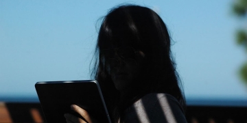 chica con celular Foto Federico Meneses