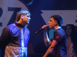 Alexunder rapea mientras Harry observa Alexunder rapea mientras Harry observa