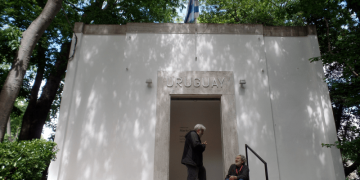 Pórtico del Pabellón Uruguayo en la Bienal de Venecia - Foto Miacara76 Fuente https://es.wikipedia.org/wiki/Pabell%C3%B3n_de_Uruguay_en_la_Bienal_de_Venecia