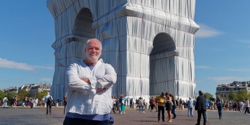 Pablo Atchugarry en "El Arco del Triunfo Envuelto", obra de Christo y Jeanne-Claude en París. Setiembre 2021.