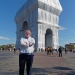 Pablo Atchugarry en "El Arco del Triunfo Envuelto", obra de Christo y Jeanne-Claude en París. Setiembre 2021.