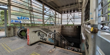 Estación Cumming del Metro de Santiago, tras el incendio en octubre de 2019. Foto: B1mbo - https://es.wikipedia.org/wiki/Estallido_social