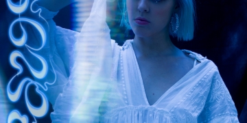 El R&B de Mia Zeta llega esta vez para bajar el tempo con "adiós", un soul sincero sin aditivos que abraza la vulnerabilidad de la fragilidad. Una retrospección que mira hacia el adentro y hace que Mia encienda su propia llama. Letras de amor, con realidades paralelas es lo que la artista promete al introducir a su público en su mundo imaginario a través de su música. 