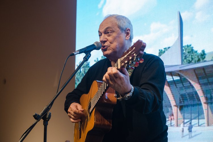 Toquinho cerrando la Gala Anual del MACA