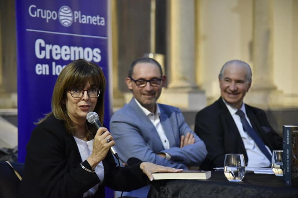 La Profesora Ana Ribeiro, hoy Subsecretaria de Educación y Cultura,el autor del libro Mauricio Bergstein y el ingeniero y escritor Ruperto Long