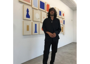 artista plástico Azul Caverna presentó su nueva exhibición "Paisaje de un desvío" en Galería del Paseo -Manantiales, Uruguay