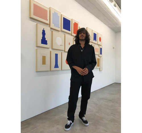 artista plástico Azul Caverna presentó su nueva exhibición "Paisaje de un desvío" en Galería del Paseo -Manantiales, Uruguay