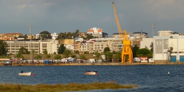Vista de Huelva desde la ría, en Marismas del Odiel