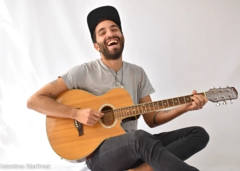 Juan Mariño lanzó su primer corte difusión de su disco solista. "La Rebelión de los Picaflores" será un disco de 7 canciones, "Dale Play" es la que abre el disco.