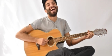 Juan Mariño lanzó su primer corte difusión de su disco solista. "La Rebelión de los Picaflores" será un disco de 7 canciones, "Dale Play" es la que abre el disco.