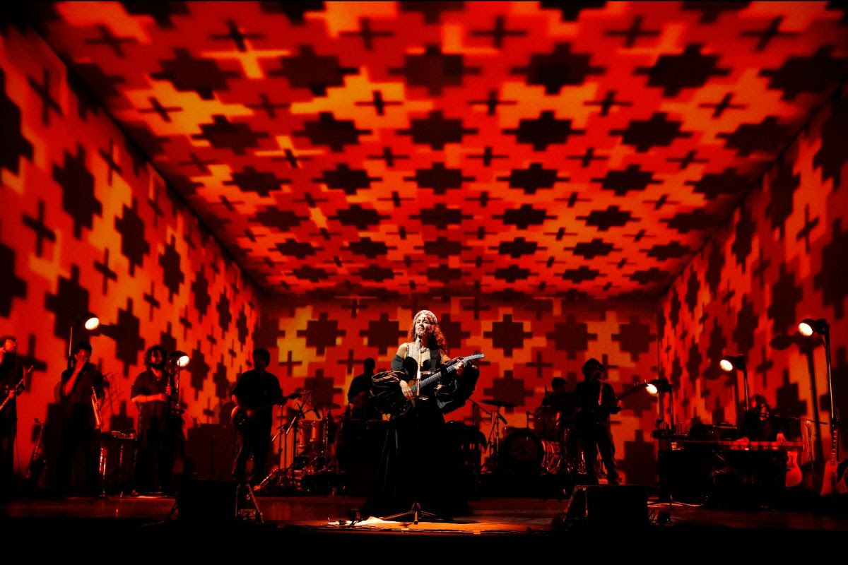 Tour Portas 2022 en Brasil. Imagen cortesía de la producción de la artista. Fotógrafo: Leo Aversa. Tour Portas 2022 en Brasil. Imagen cortesía de la producción de la artista. Fotógrafo: Leo Aversa.