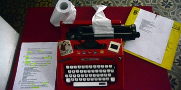 maquina-de-escribir-roja-foto-federico-meneses